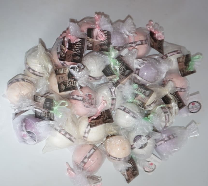 Perfectly Posh FiZi Bath Bombs 30 ct Sassy Lemon Rosemary Plum Fancy Snowed In