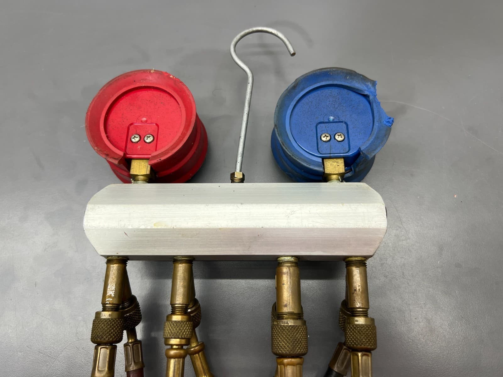 RITCHIE YELLOW JACKET BRUTE  4-VALVUE TEST CHARGING MANIFOLD W 60" HOSES 5