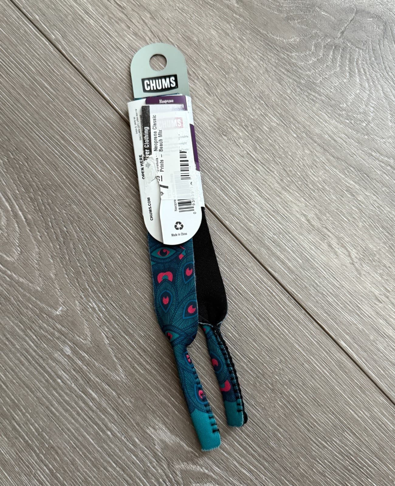 New - Chums - Neoprene Quick Dry Lightweight Eyewear Retainer - Green Peacock 3