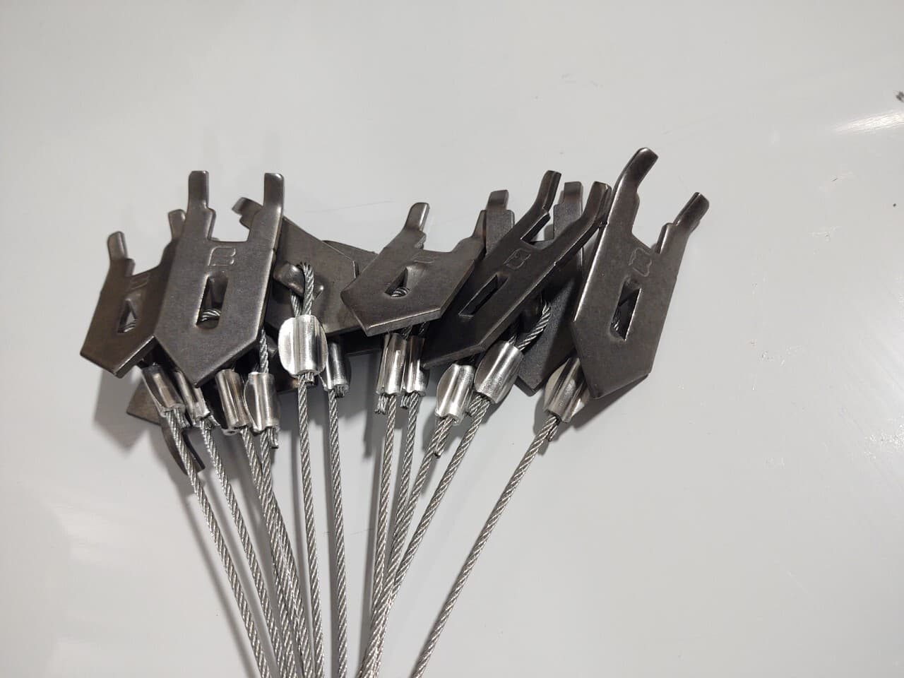 24 WOLF FANG EARTH ANCHOR'S 15" 3/32 HEAVY DUTY TRAPPING WOLF FANG EARTH ANCHORS 2