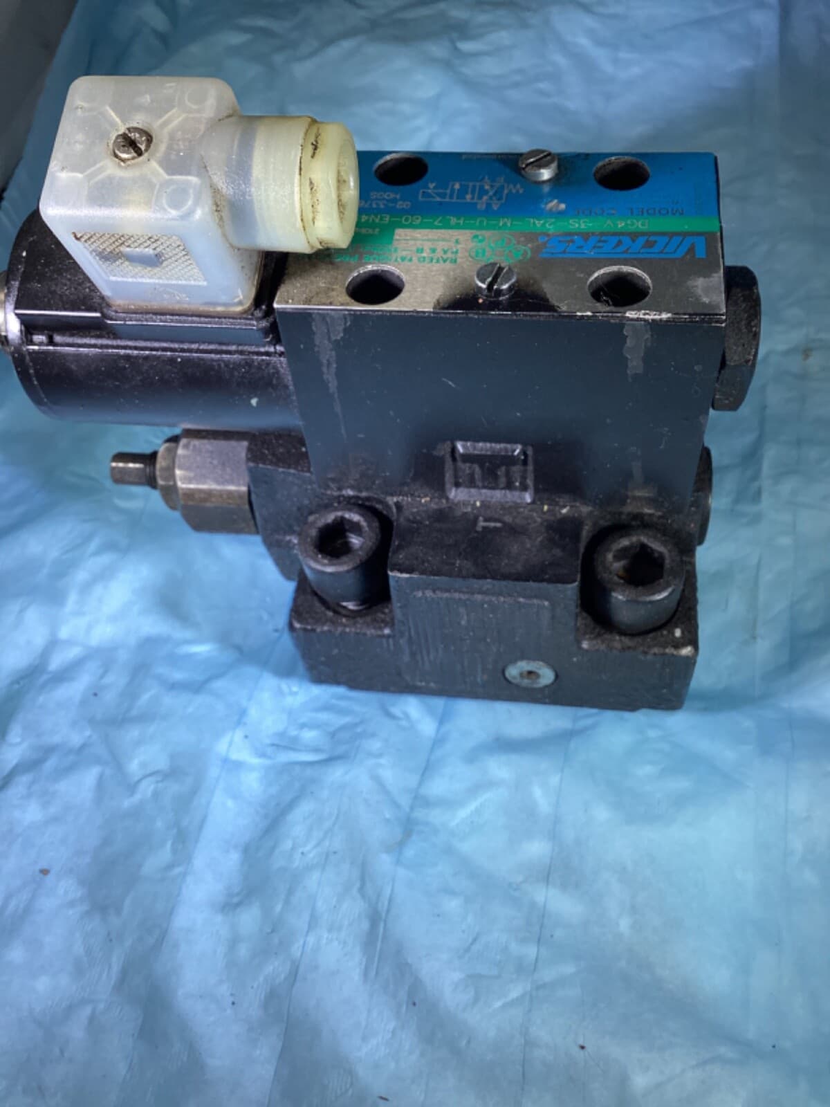 VICKERS Directional Valve DG4V-3S-2AL-M-U-HL7-60-EN490 Used 3