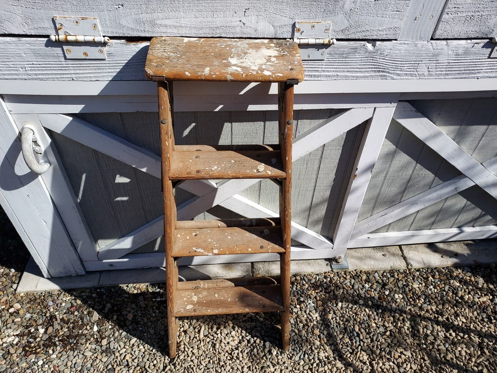 BELL SYSTEMS 3.5 FT WOODEN STEP LADDER 41" HIGH X 16" AT BASE X 13" AT TOP SHELF