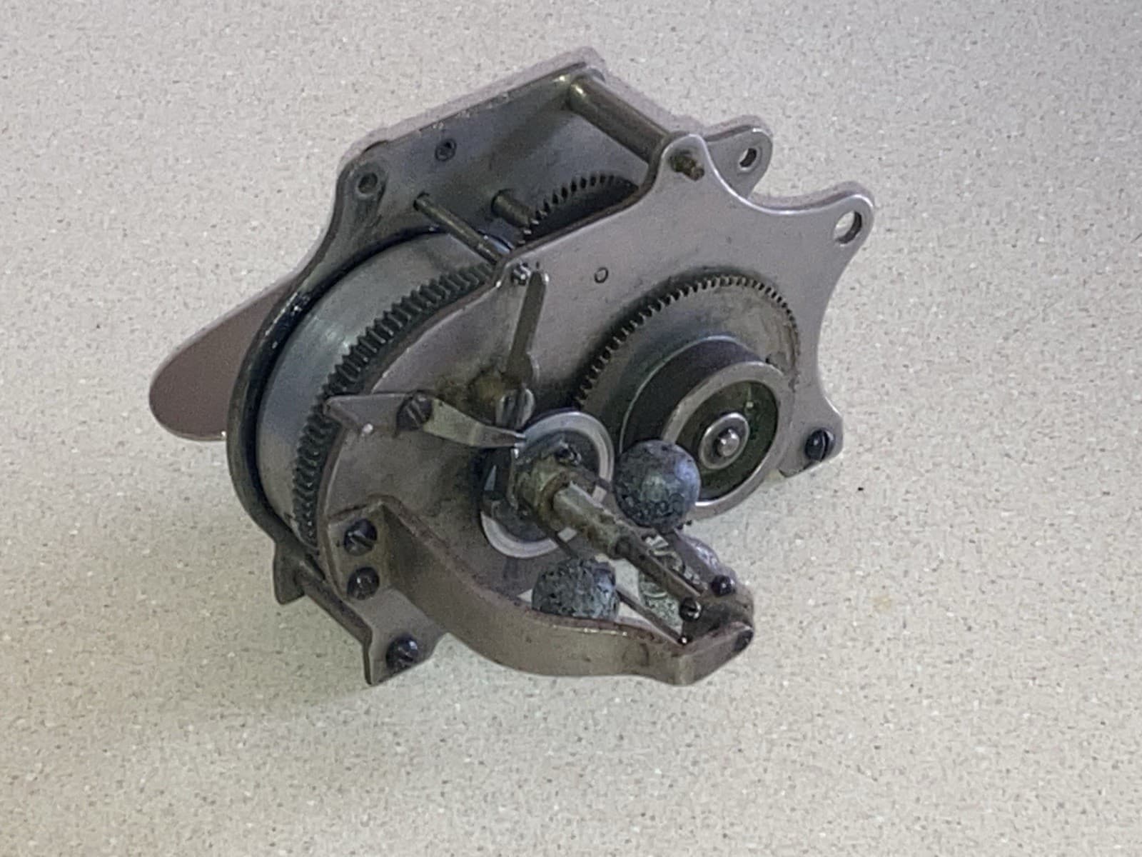 Rebuilt Columbia ‘Q’ Cylinder Phonograph Motor-New Main Spring, with Winding Key 3