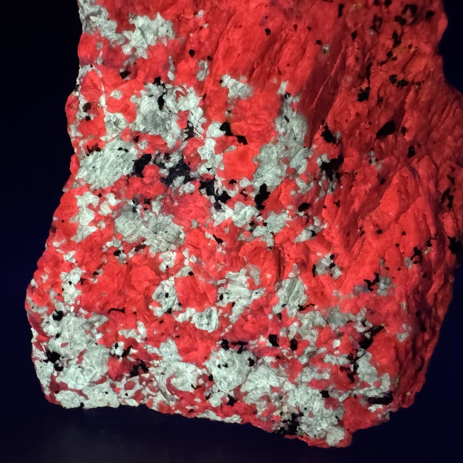 Large Rich Fluorescent Baryte in Calcite: Sterling mine, Ogdensburg, New Jersey