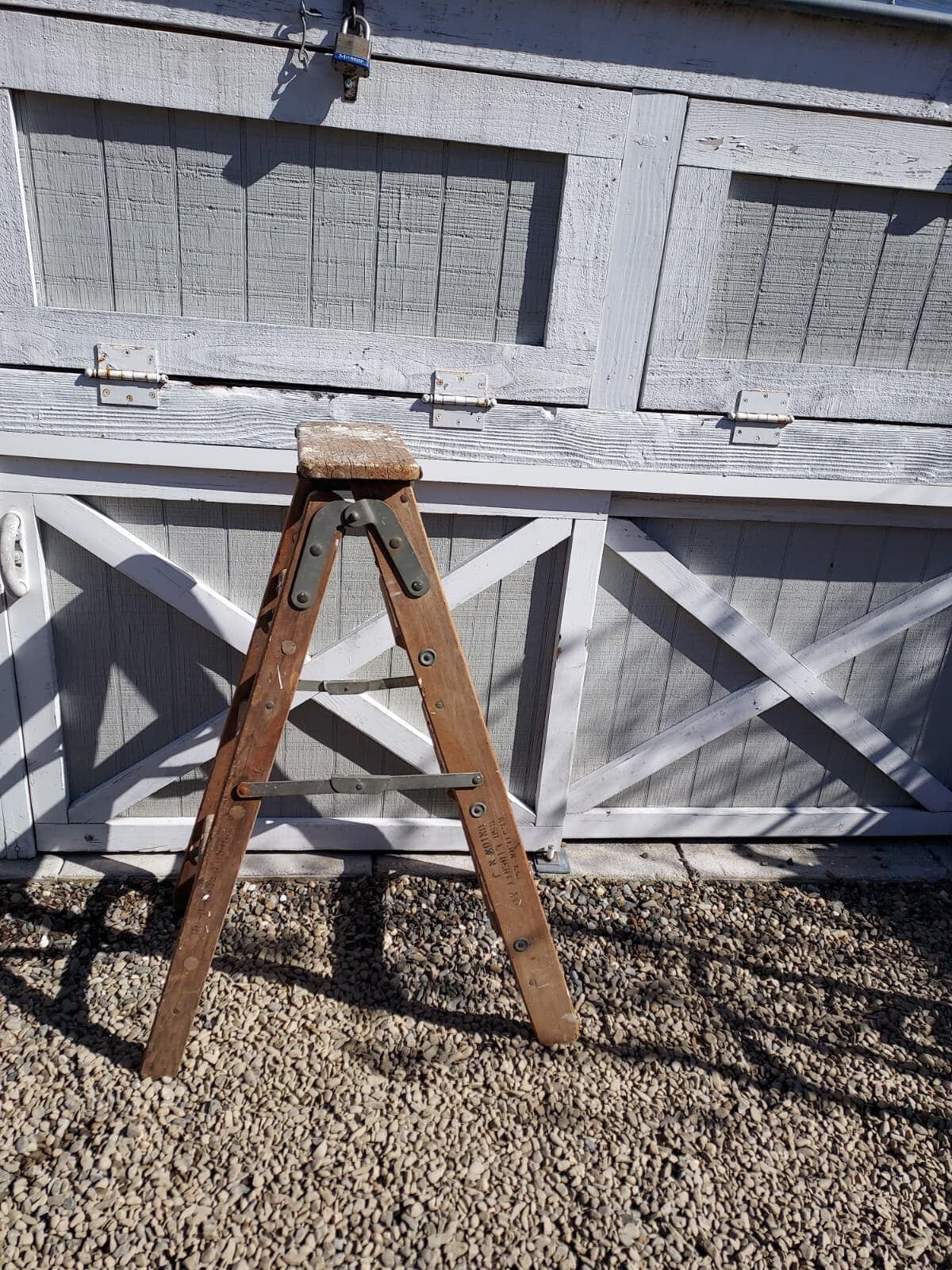 BELL SYSTEMS 3.5 FT WOODEN STEP LADDER 41" HIGH X 16" AT BASE X 13" AT TOP SHELF 4