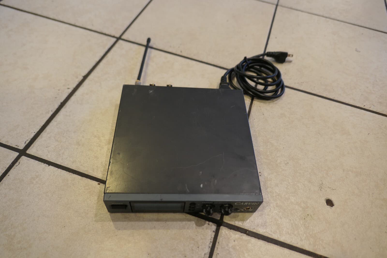 Carvin EM900 Wireless In-Ear Monitor UHF Transmitter - 638-662 MHz 2