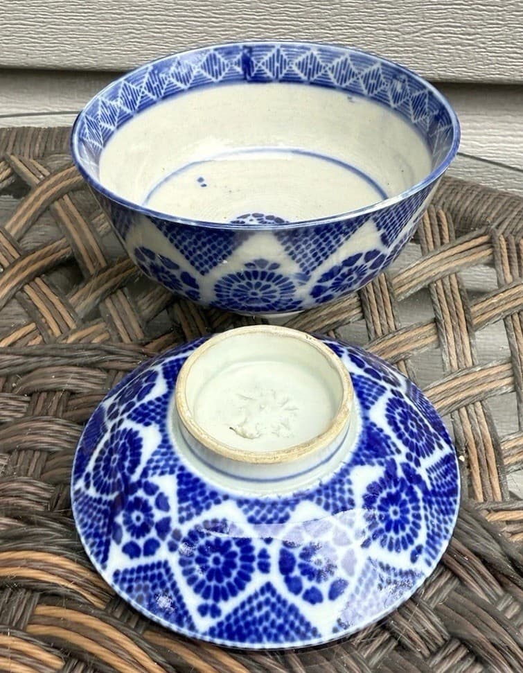 ANTIQUE JAPANESE STENCIL POTTERY LIDDED BOWL GOHAN BLUE WHITE PORCELAIN MEIJI 3