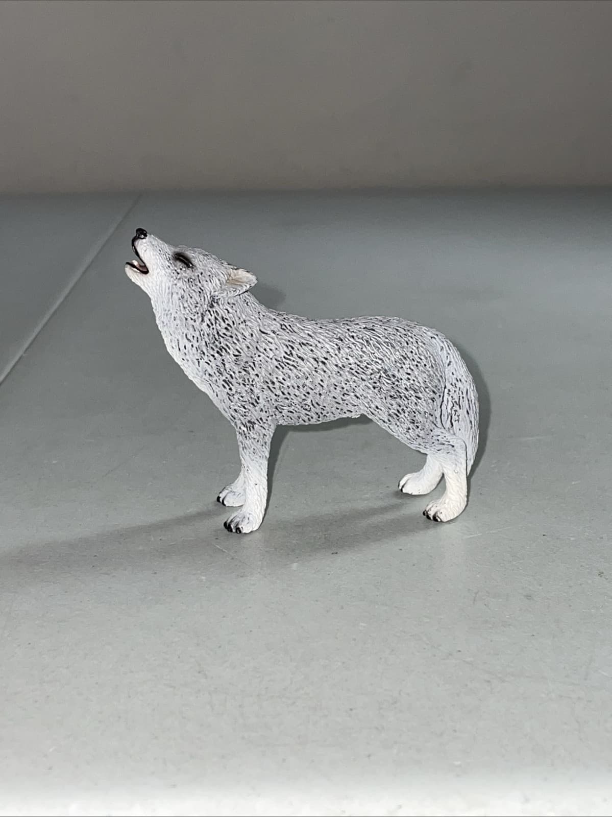 Schleich 2009 Gray Howling Wolf 3" Figure