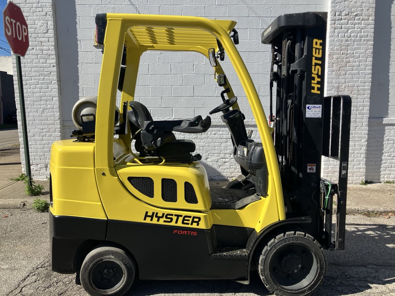 2019 Hyster 7000 LB Forklift with Side shift and Triple Mast
