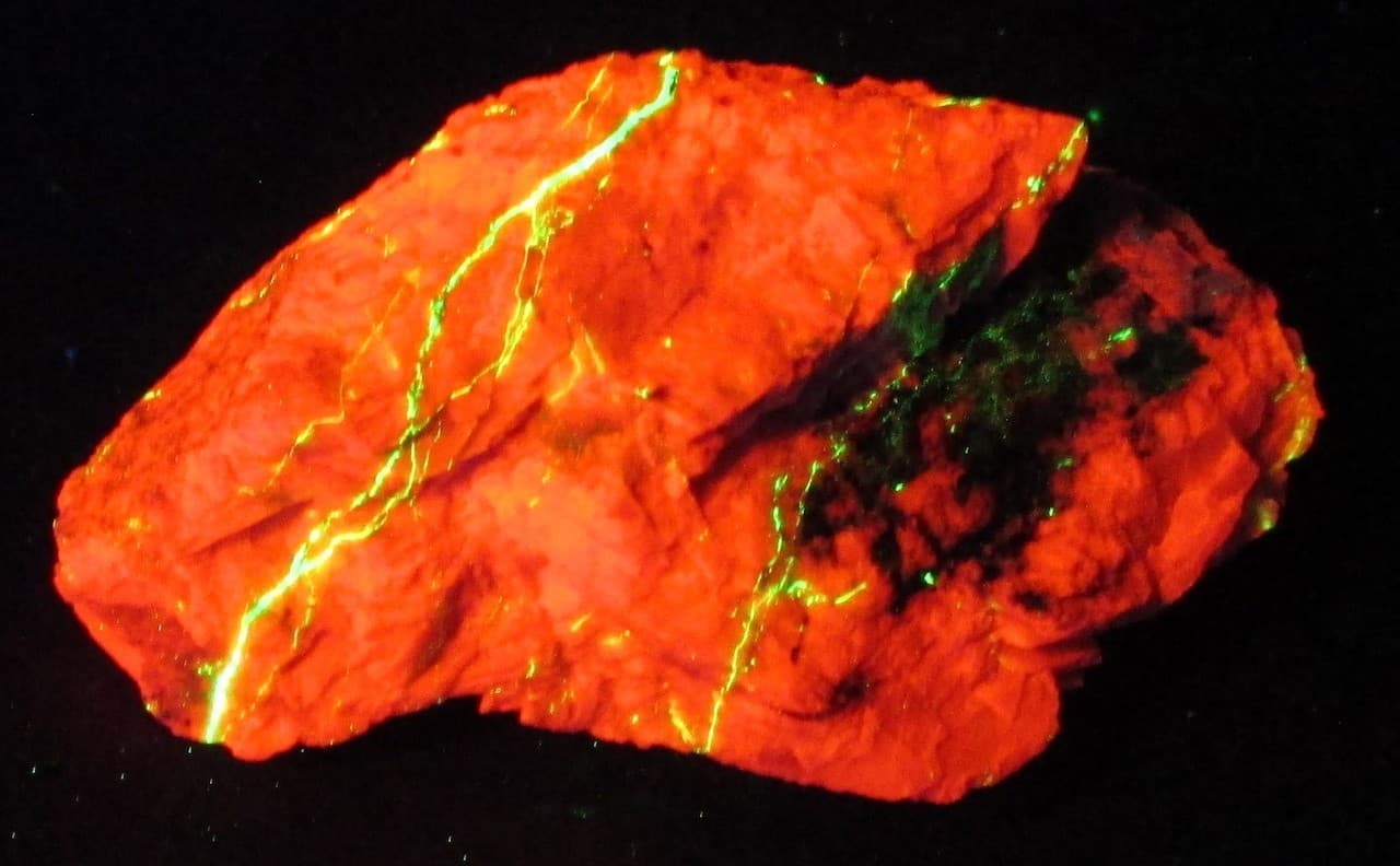 Big Afterglow Willemite Veins Calcite Fluorescent Mineral Sterling Hill NJ 3
