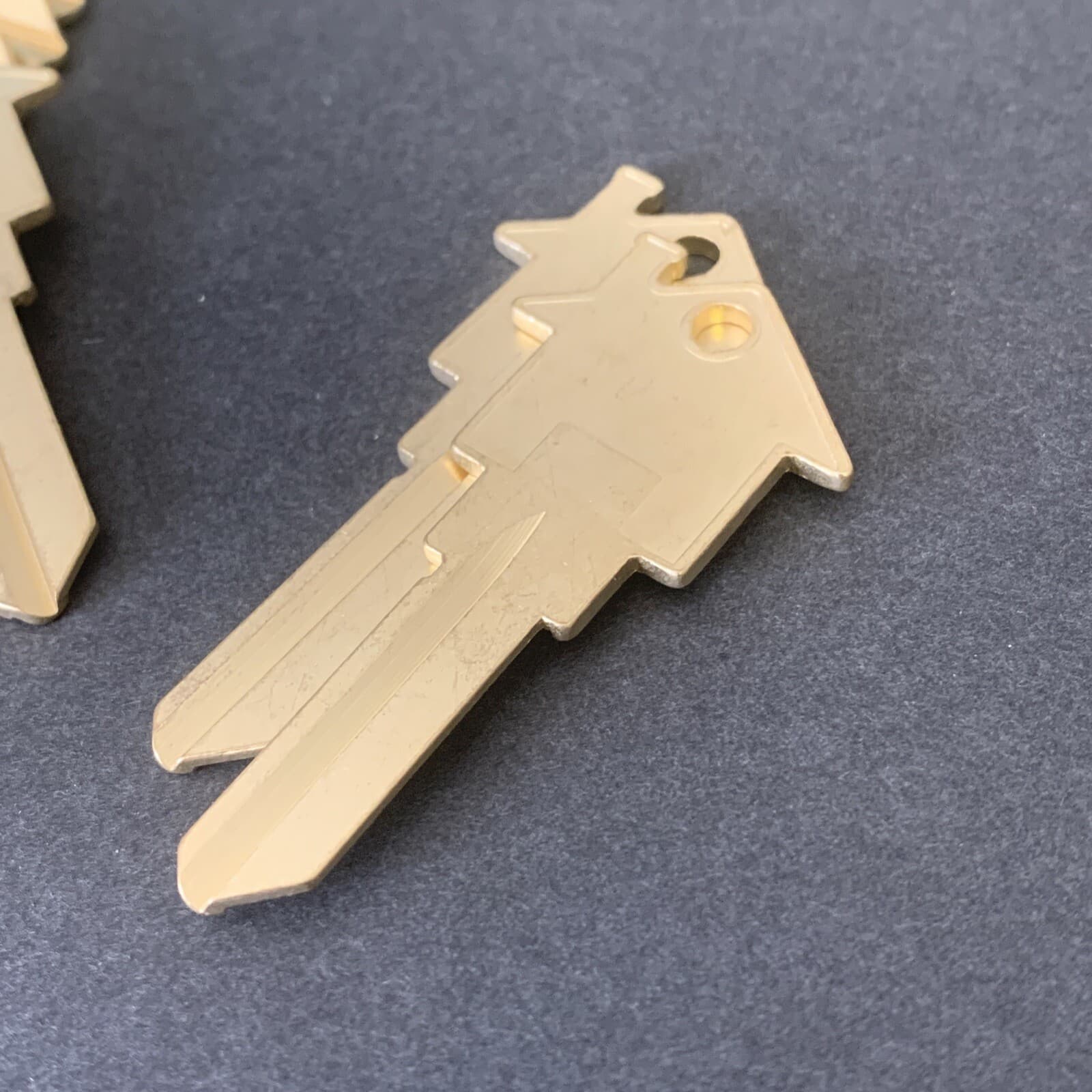 HOME-APARTMENT House Shaped Key Blank 100 PK SCHLAGE SC-1 BRASS REALTOR 5