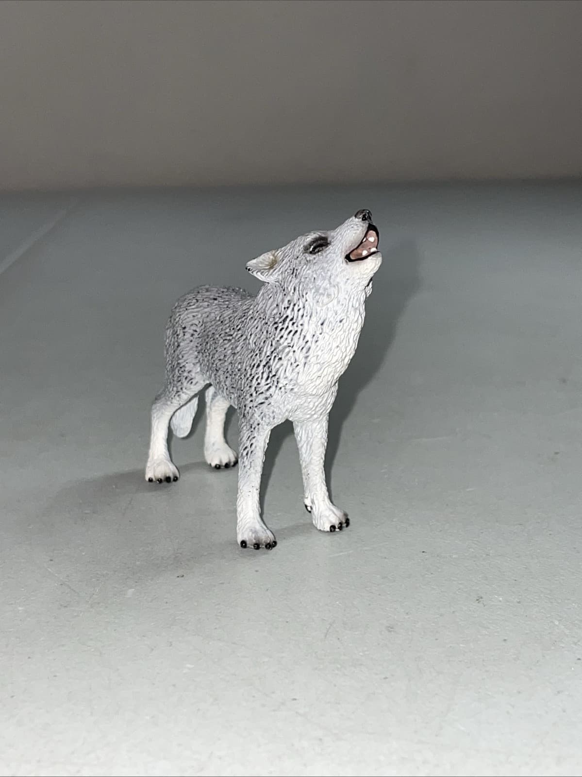 Schleich 2009 Gray Howling Wolf 3" Figure 2