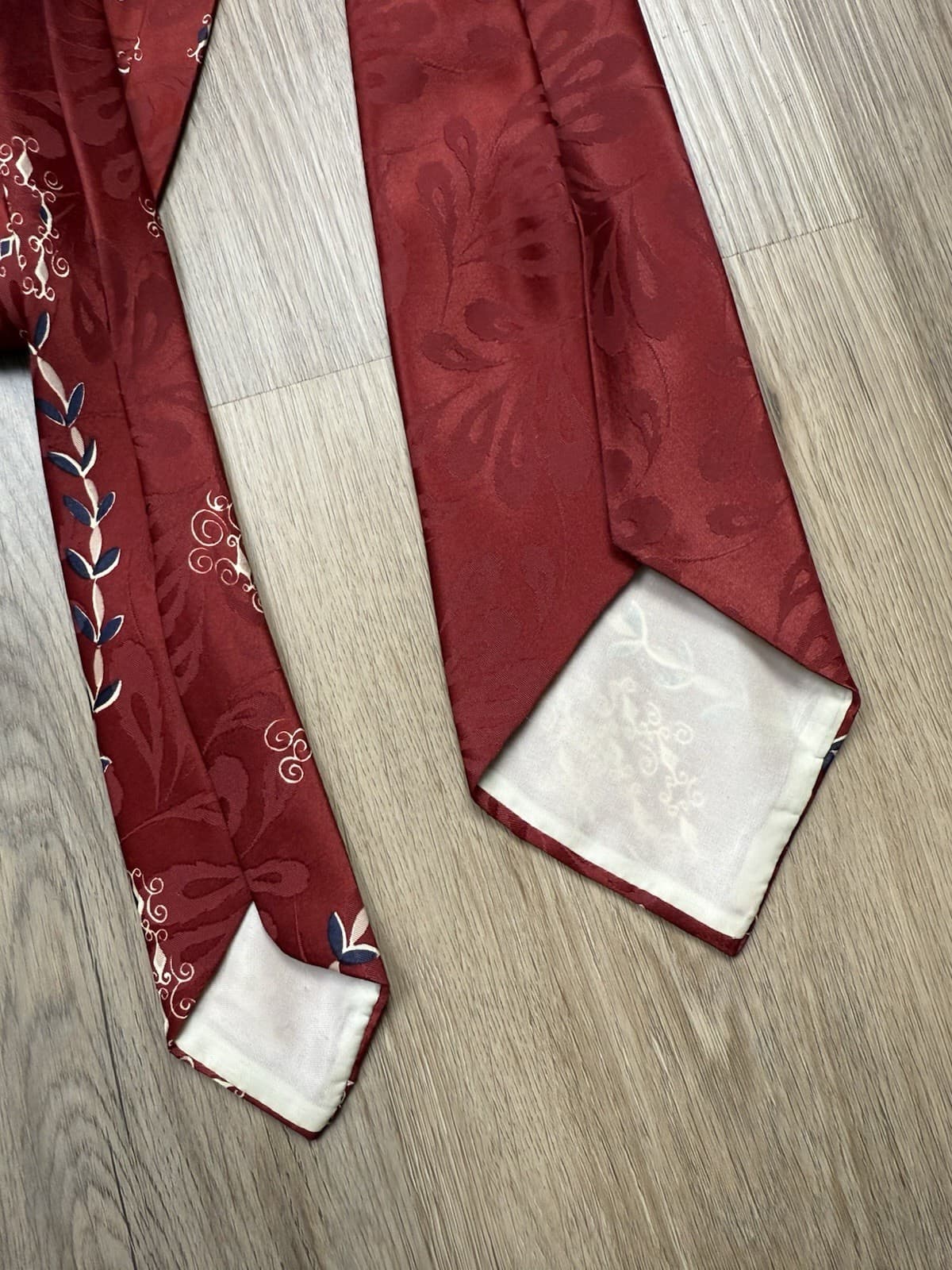 Vintage 1940s Swing Tie Red Silk Jacquard Leaf Vine Scroll Pattern Wide Necktie 3