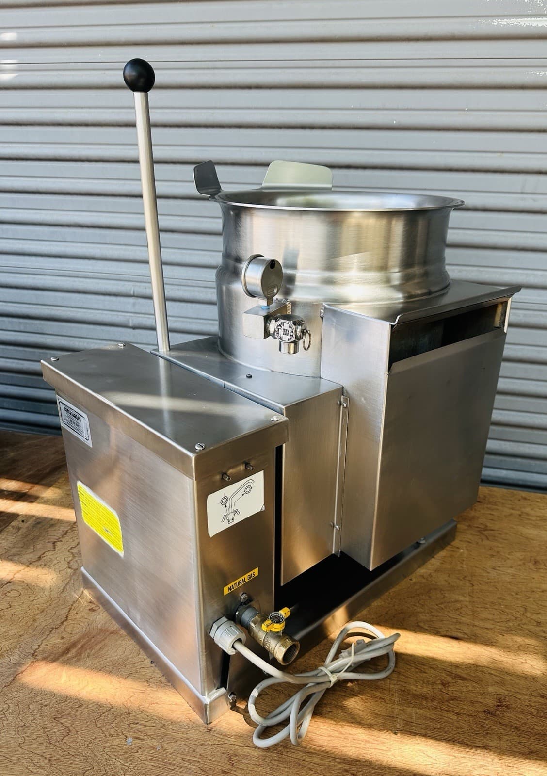 Cleveland KGT-6-T Natural Gas 6 Gallon Tilting 2/3 Steam Jacketed Kettle 6