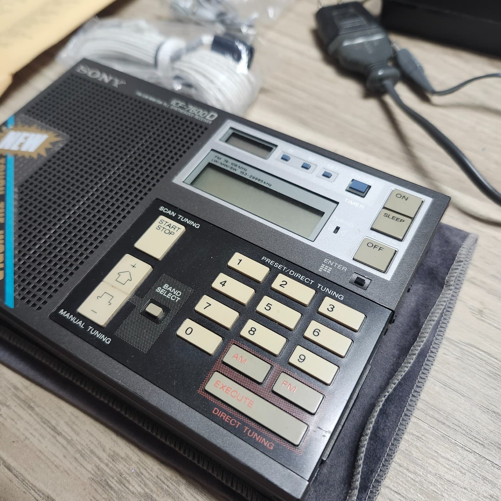 Sony ICF-7600D FM/LW/MW Synthesized Receiver Portable Radio 1980 3