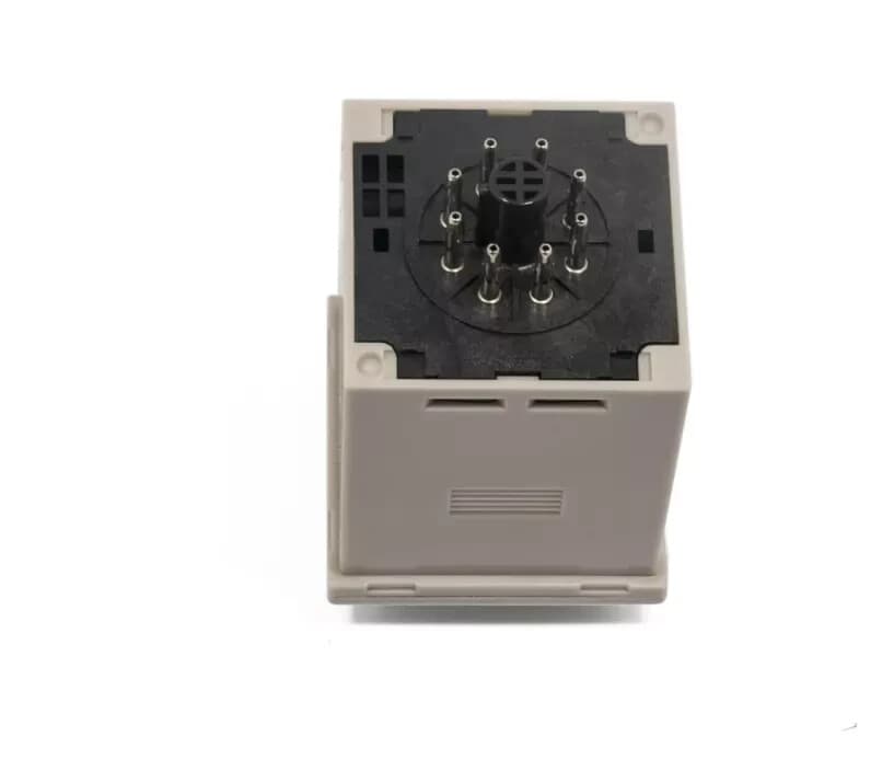 NEW IN BOX OMRON Timer H3CR-A8 H3CRA8 100-240VAC 3