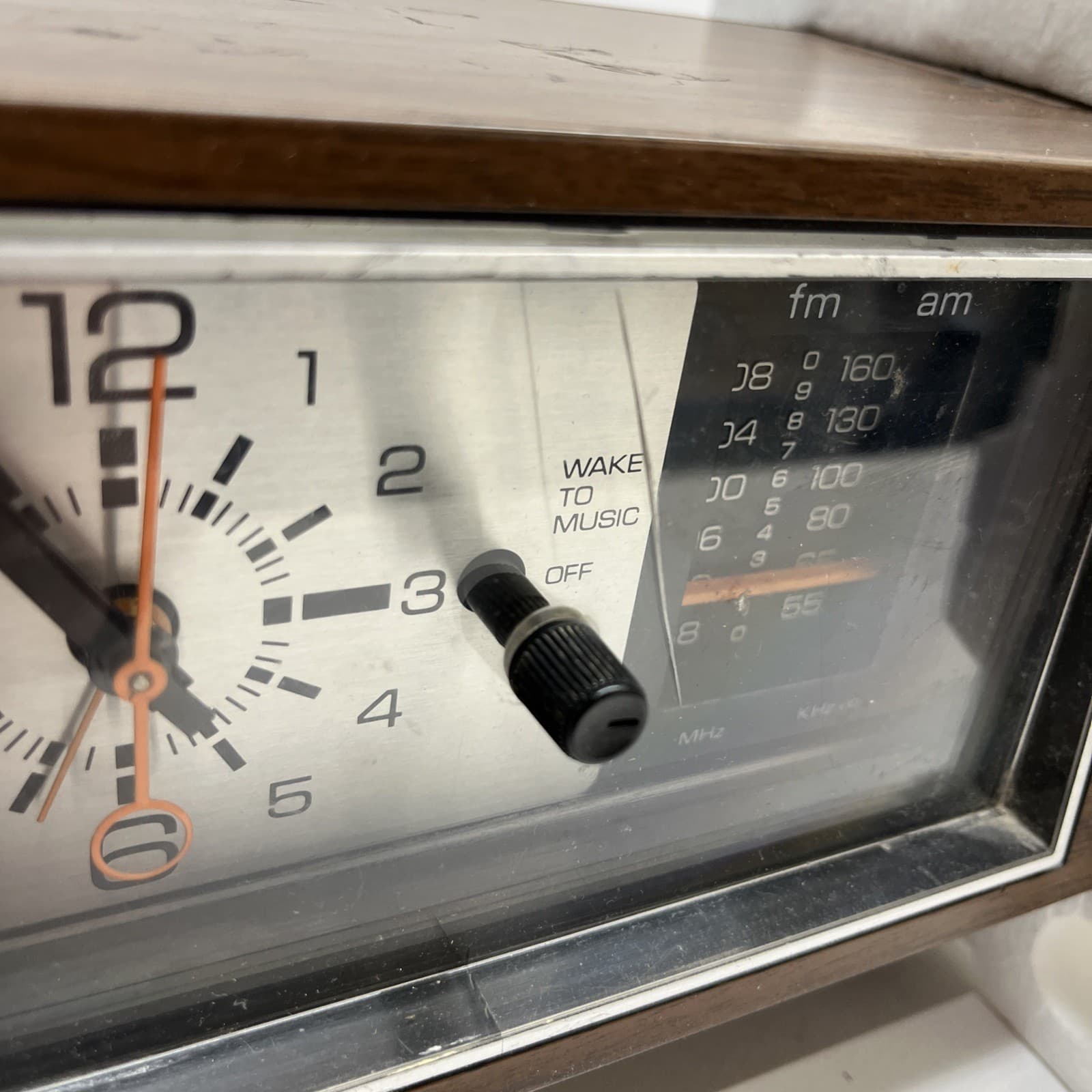 General Electric AM FM Clock Radio Model 7-4550D Walnut Wood Finish Working 5