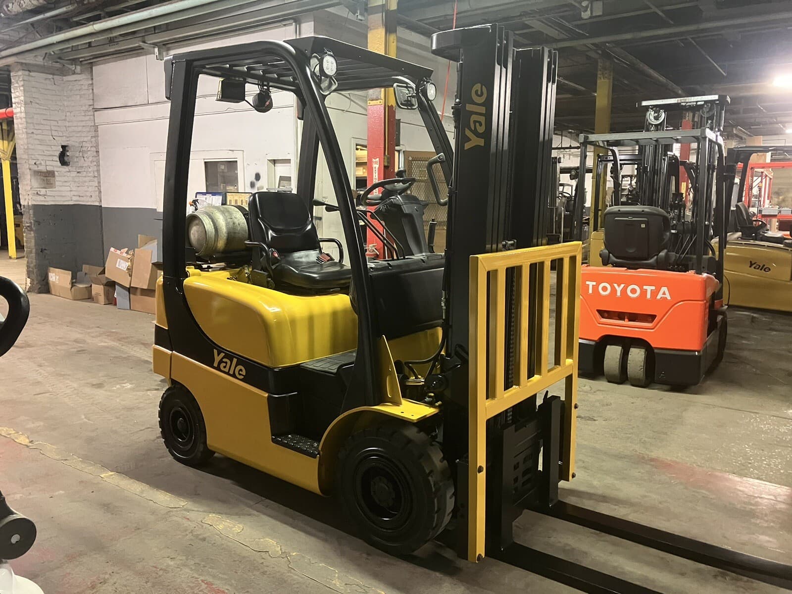 2019 Yale 3000 LB Solid Pnuematic Forklift With Side Shift and Triple Mast
