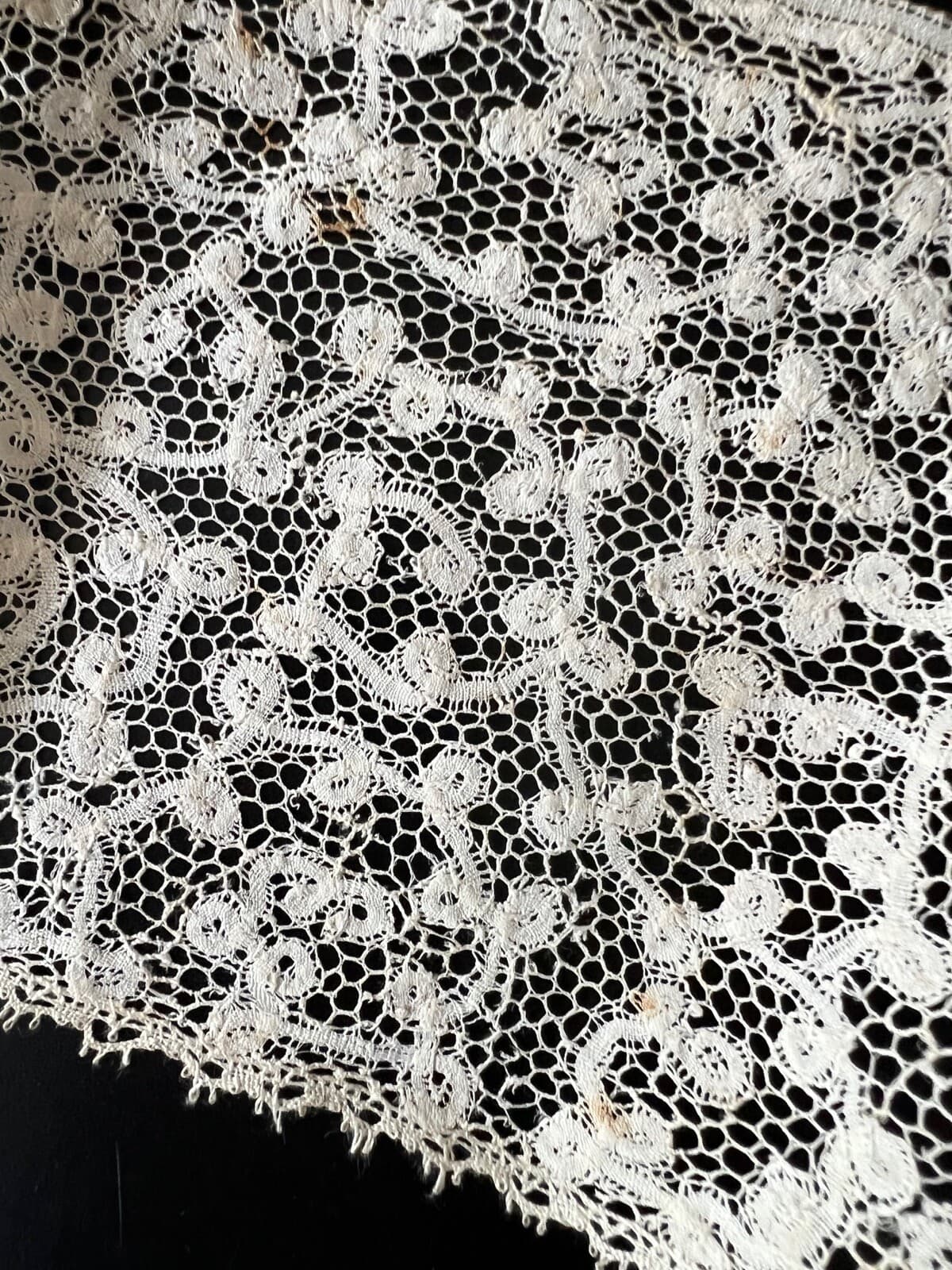 ANTIQUE LACE - CIRCA 18THC. FLEMISH LACE BORDER 5