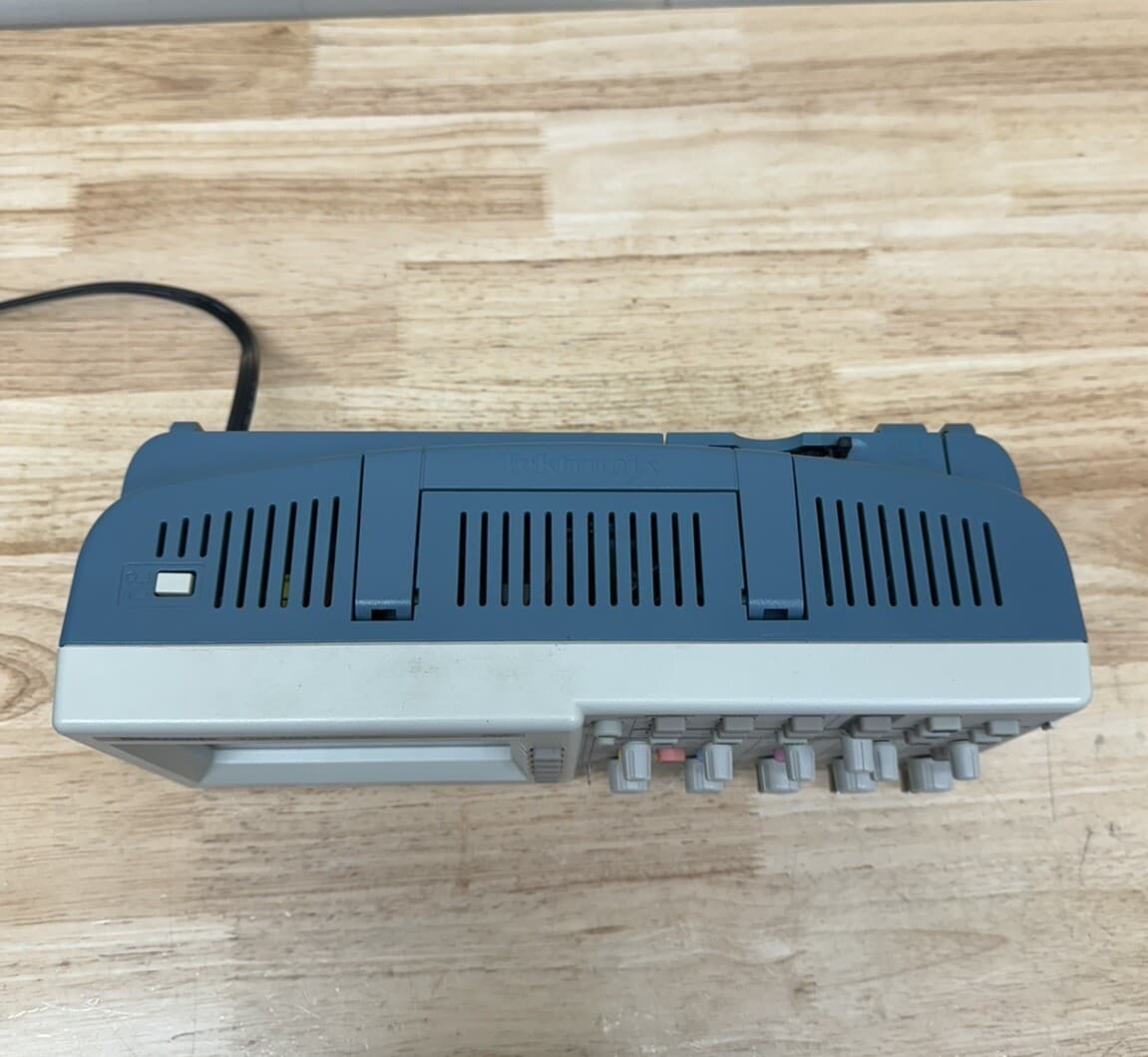 Tektronix TDS2024, 4 Channel, 200MHz, 2GS/s, Digital Storage Oscilloscope 2
