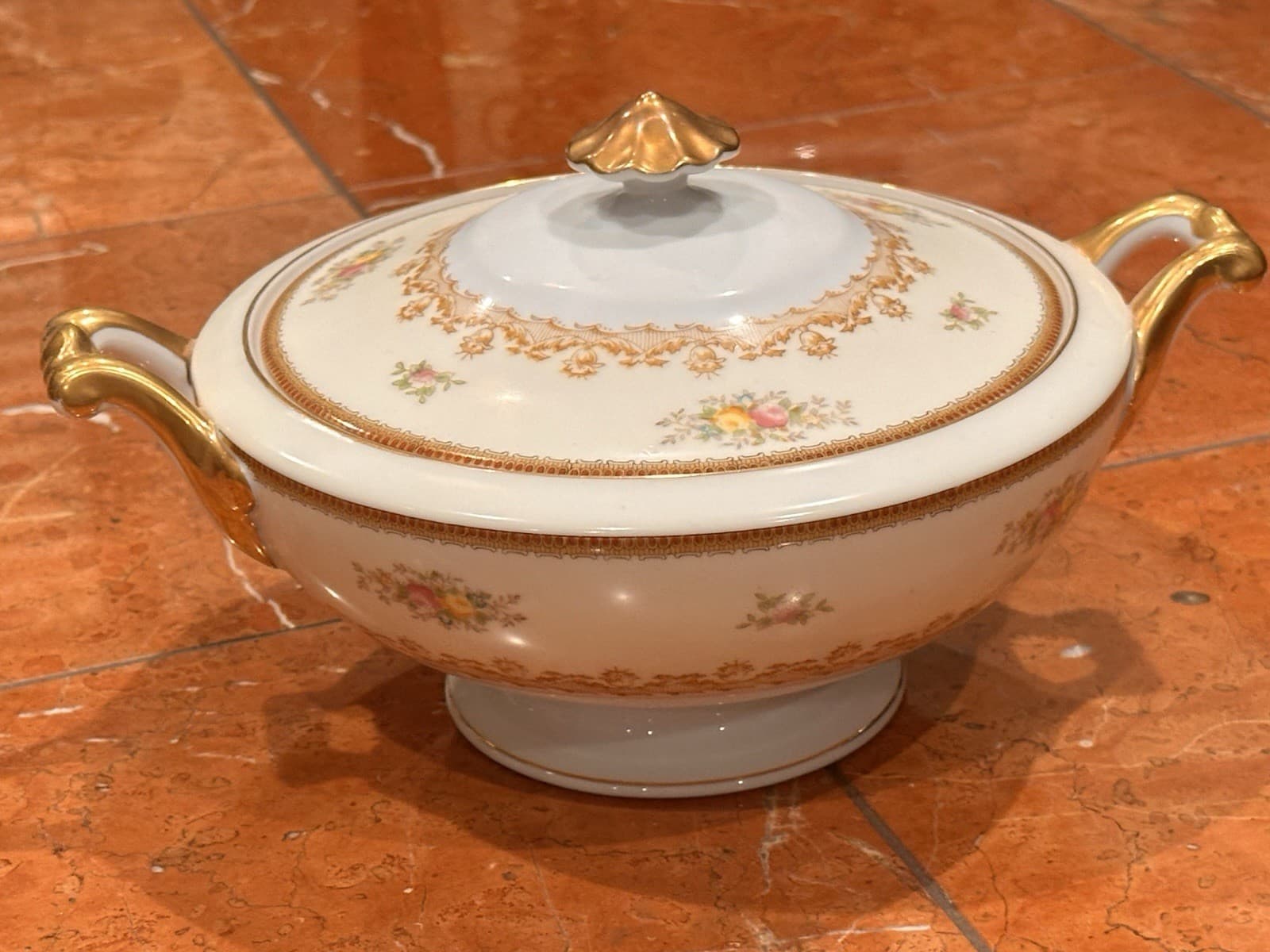 F&B MEITO JAPAN NASSAU PINK BLUE FLORAL CASSEROLE DISH WITH LID GOLD EUC 4