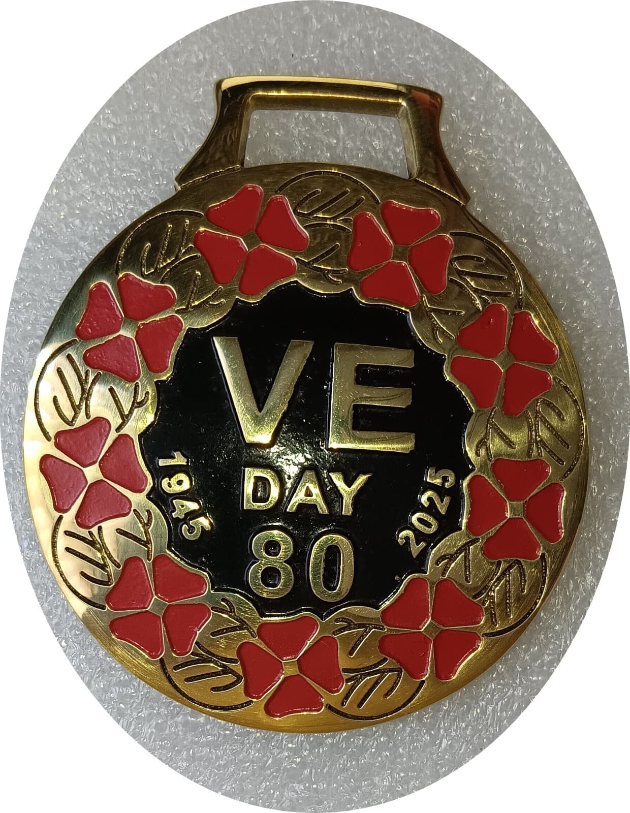 V.E. DAY - 80 YRS COMMEMORATION  - NEW - Limited edition horse brass (N8111)