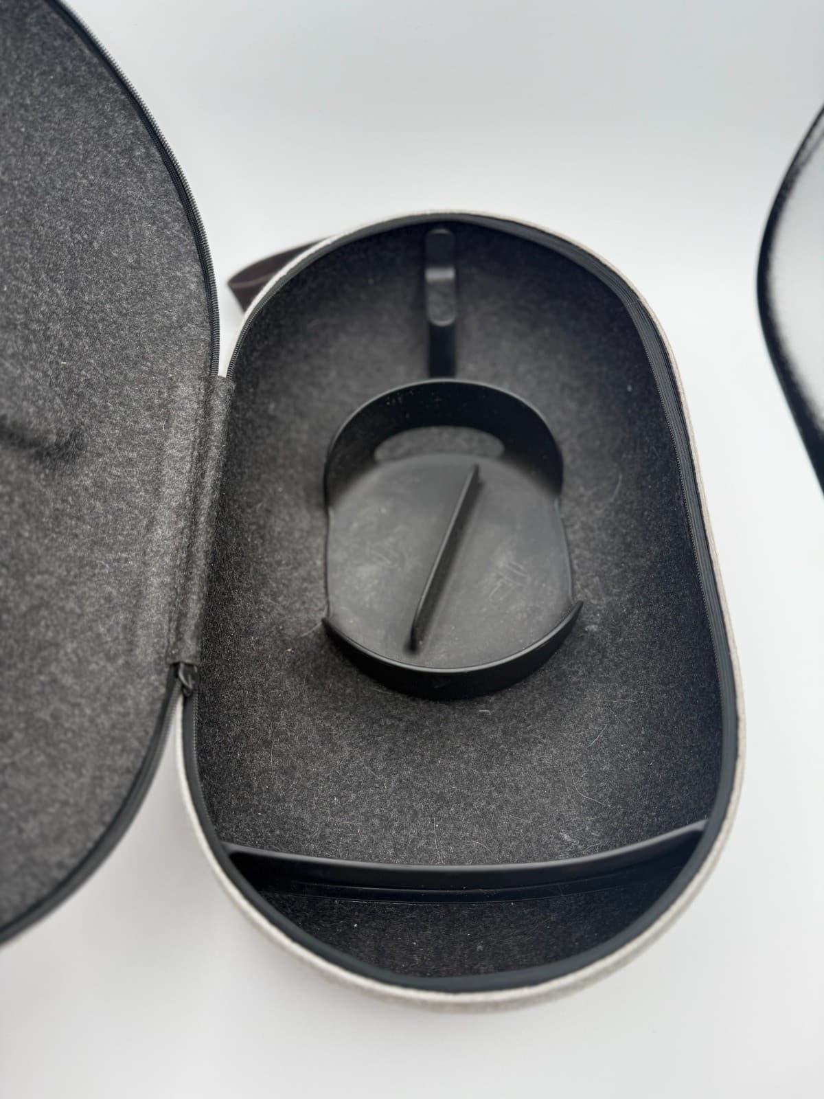 Meta Oculus Quest 2 Carrying Case 2