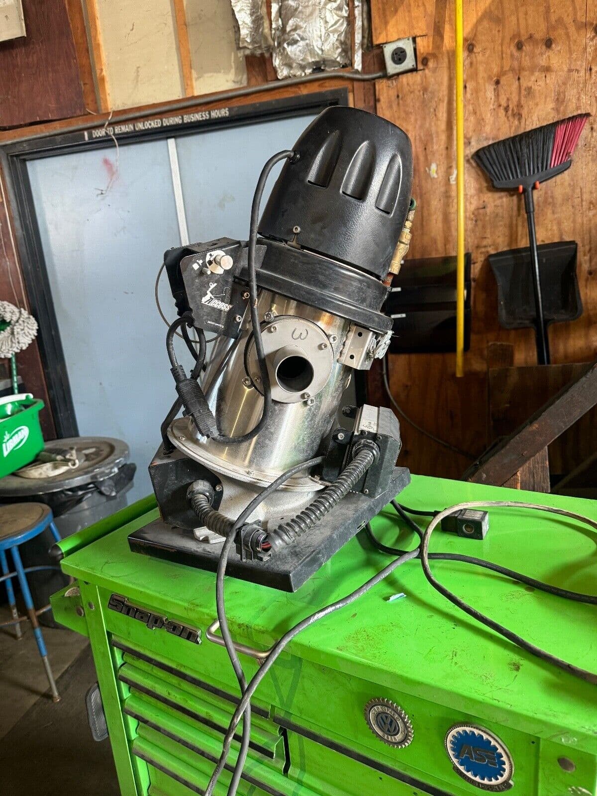 Conair Material Hopper With Vaccum Motor. Model AL 2 With Loader Control