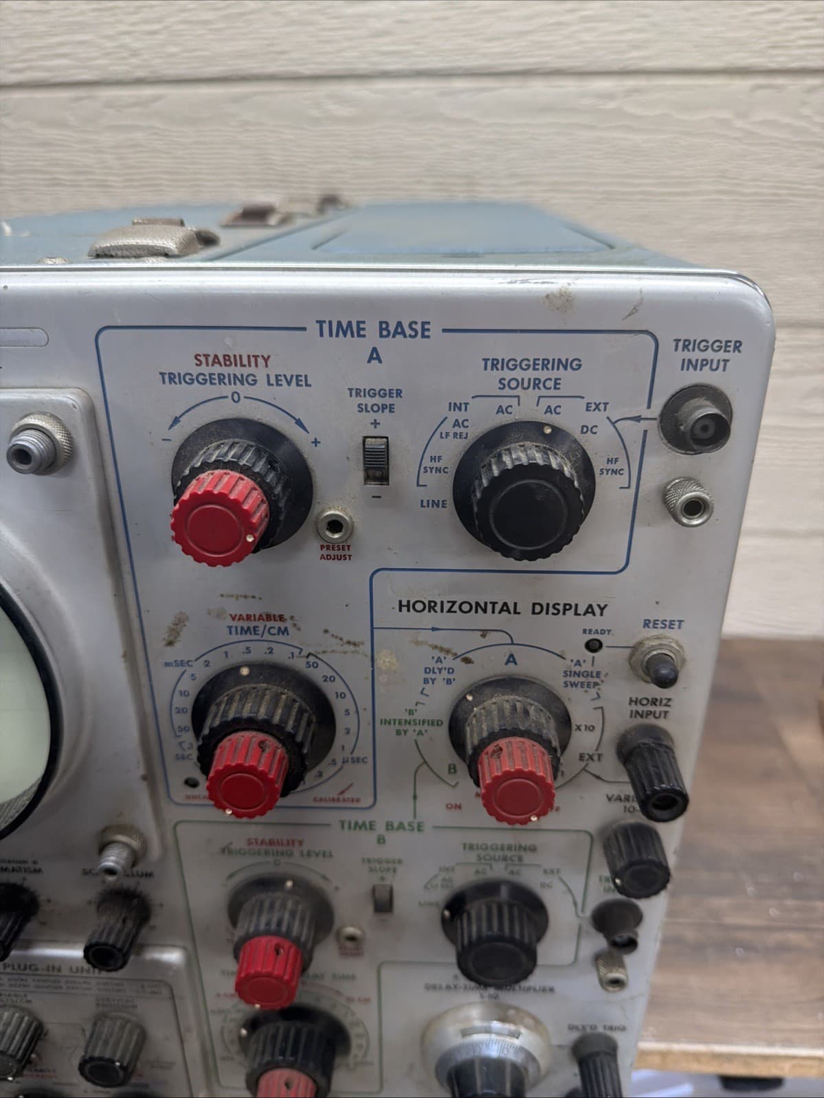 TEKTRONIX TYPE-585A OSCILLOSCOPE Works 3