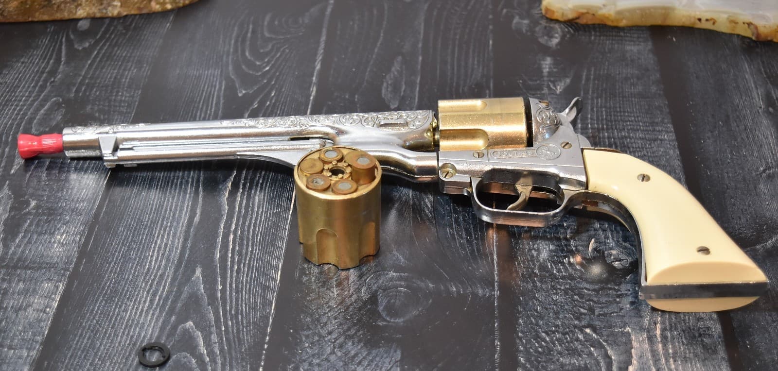 Vintage Hubley Colt 45 Diecast TOY Cap Pistol Revolver and 5 Cartridges 2