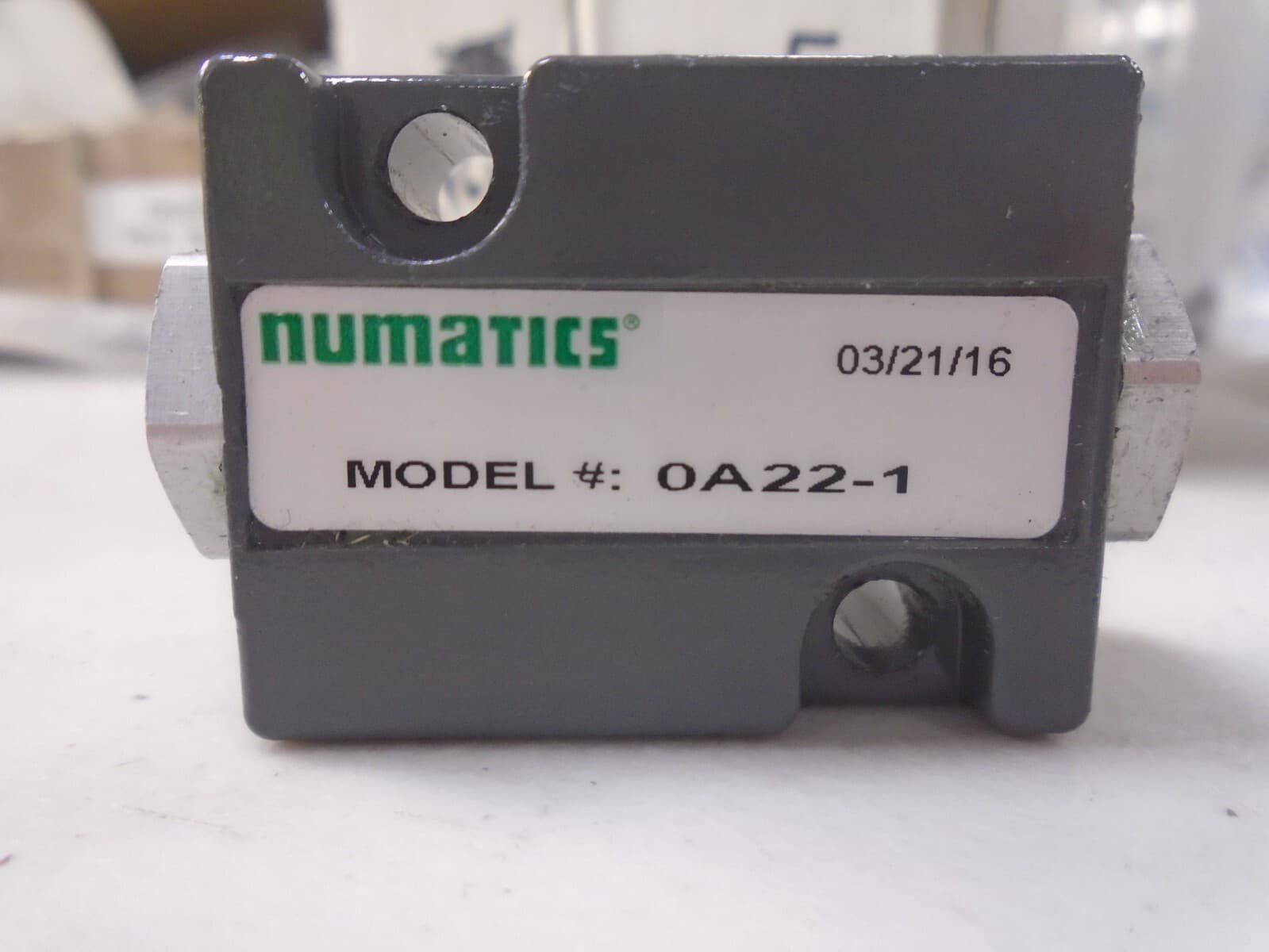 Numatics OA22-1 2 Bolt Mount Shuttle Valve 1/8NPTF 3.9-145 psi NWB *NEW* 3