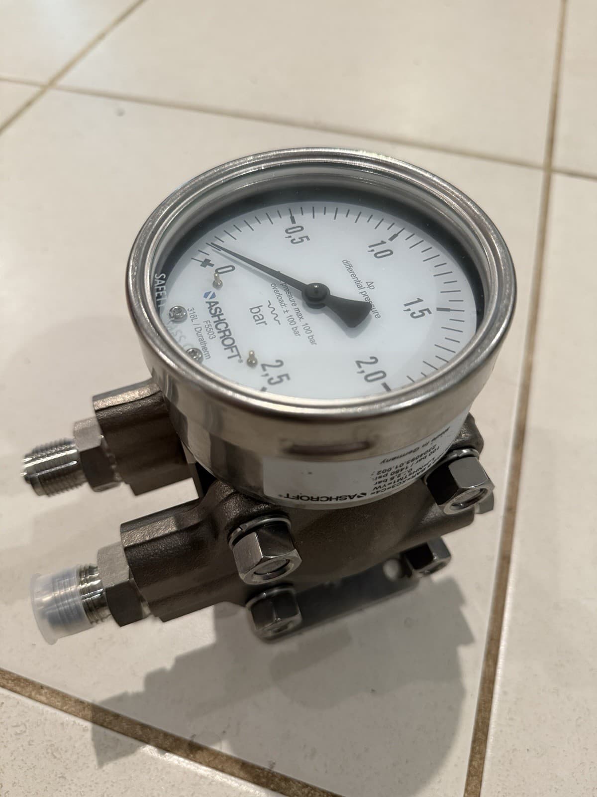 Ashcroft F5503 Differential Pressure Gauge 316SS 0/2.5 bar 100 Bar / 1450 PSI 2
