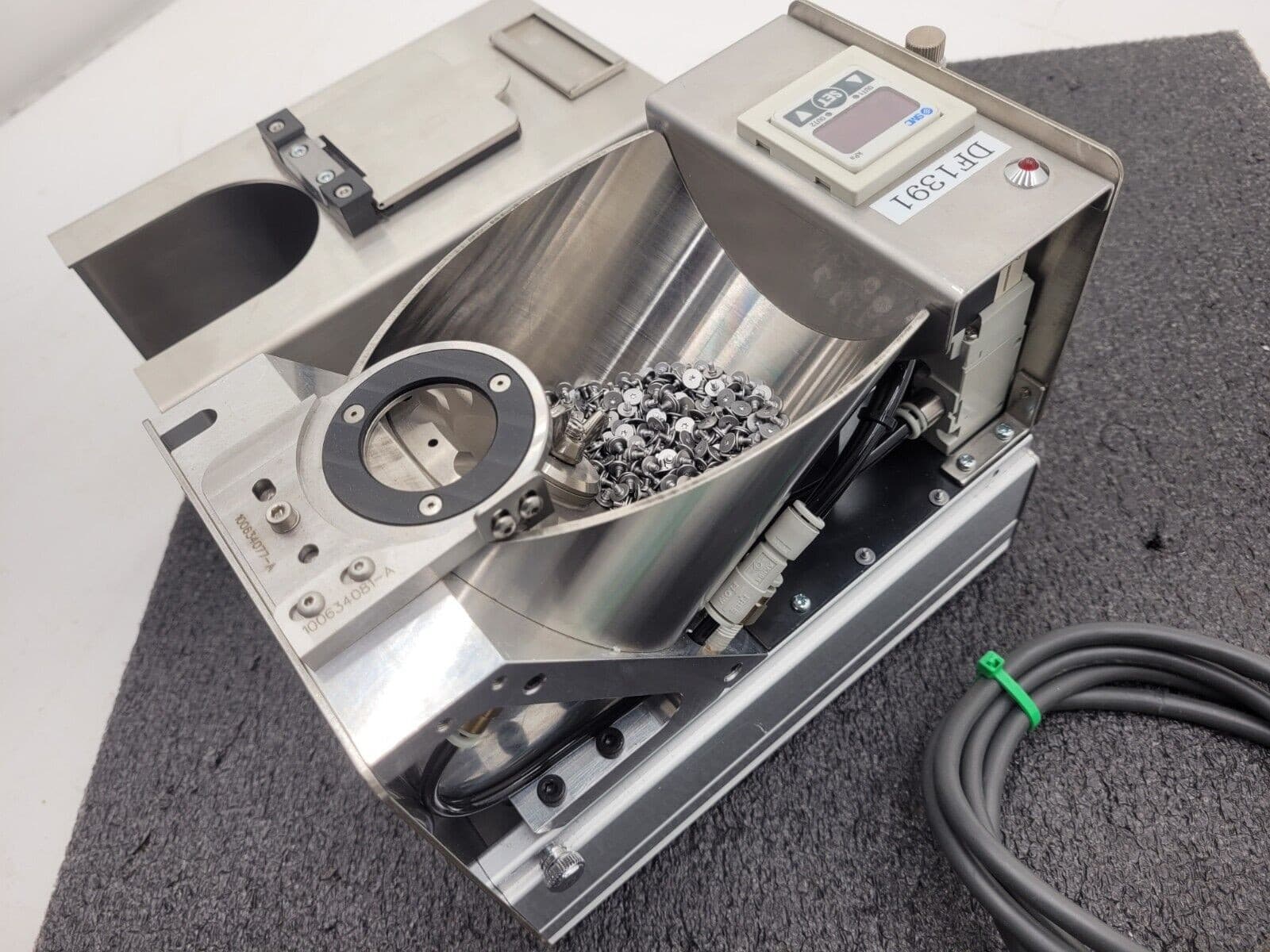 Nitto Seiko CO LTD DF200-CSI-M1 230VAC Disk Type Micro Screw Feeder 2x5mm Max 2