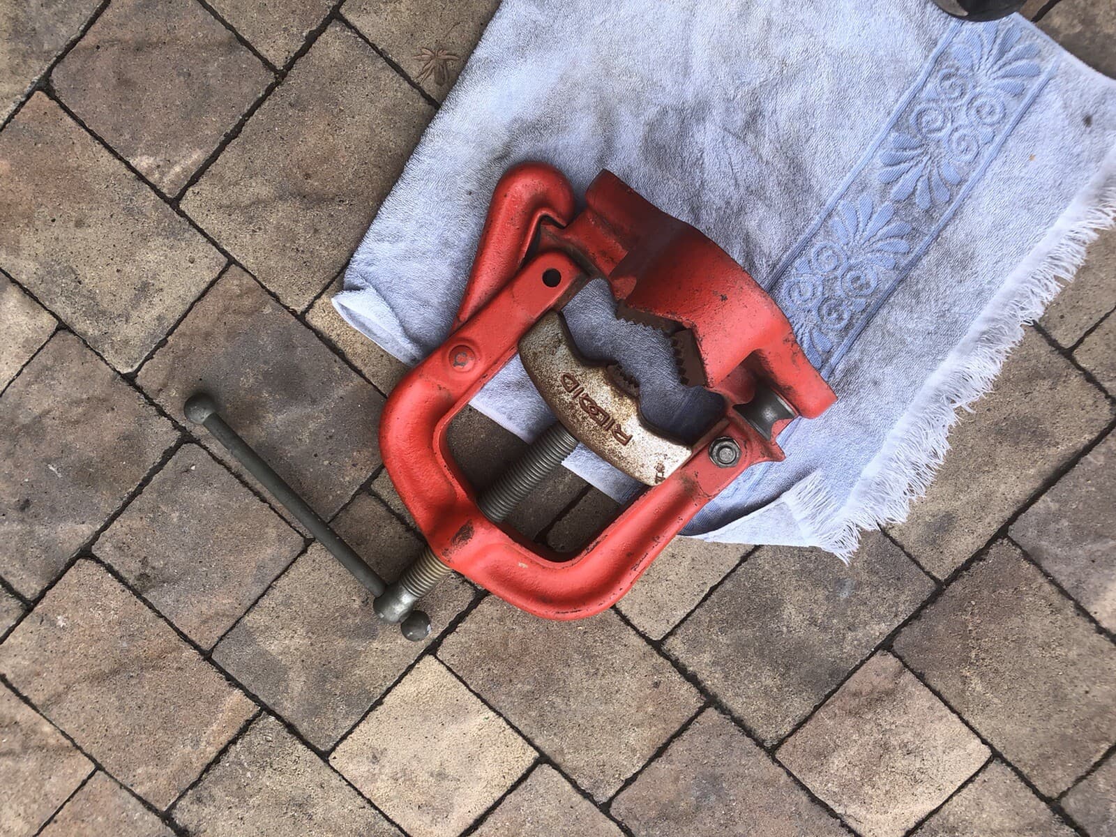 RIDGID NO. 26 YOKE  PIPE VISE 1/8-5" CAPACITY IN VERY GOOD CONDITION. 5