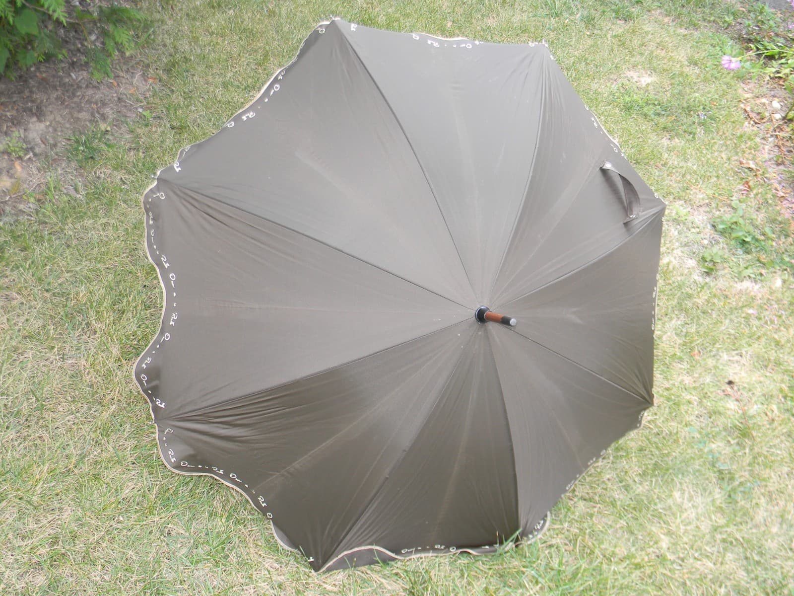 Oscar de la Renta Brown 32" Long Parasol 40" Wide Opened 3