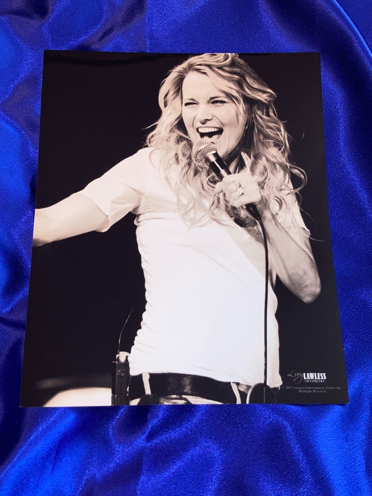 RARE Officially Licensed Candid Lucy Lawless Xena Convention 8x10 Photo CE-LL 44