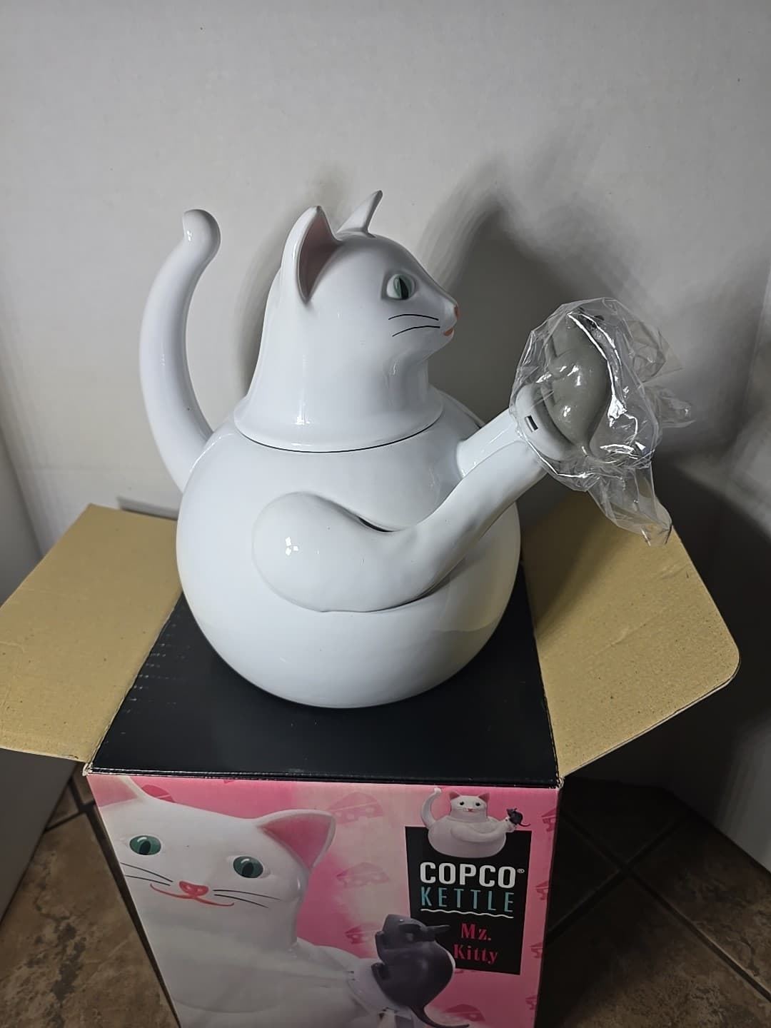 COPCO White CAT w/ Grey MOUSE Enamel Steel Whistling TEA KETTLE MZ Kitty 1994 5