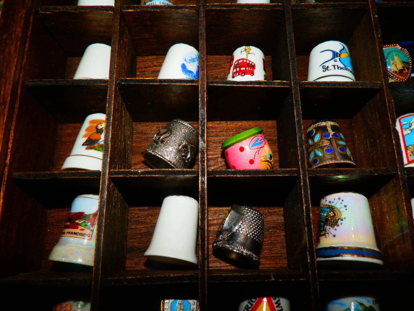 Vintage Lot of 101 Collector Souvenir Sewing Thimbles w/ Sliding Display Case 5