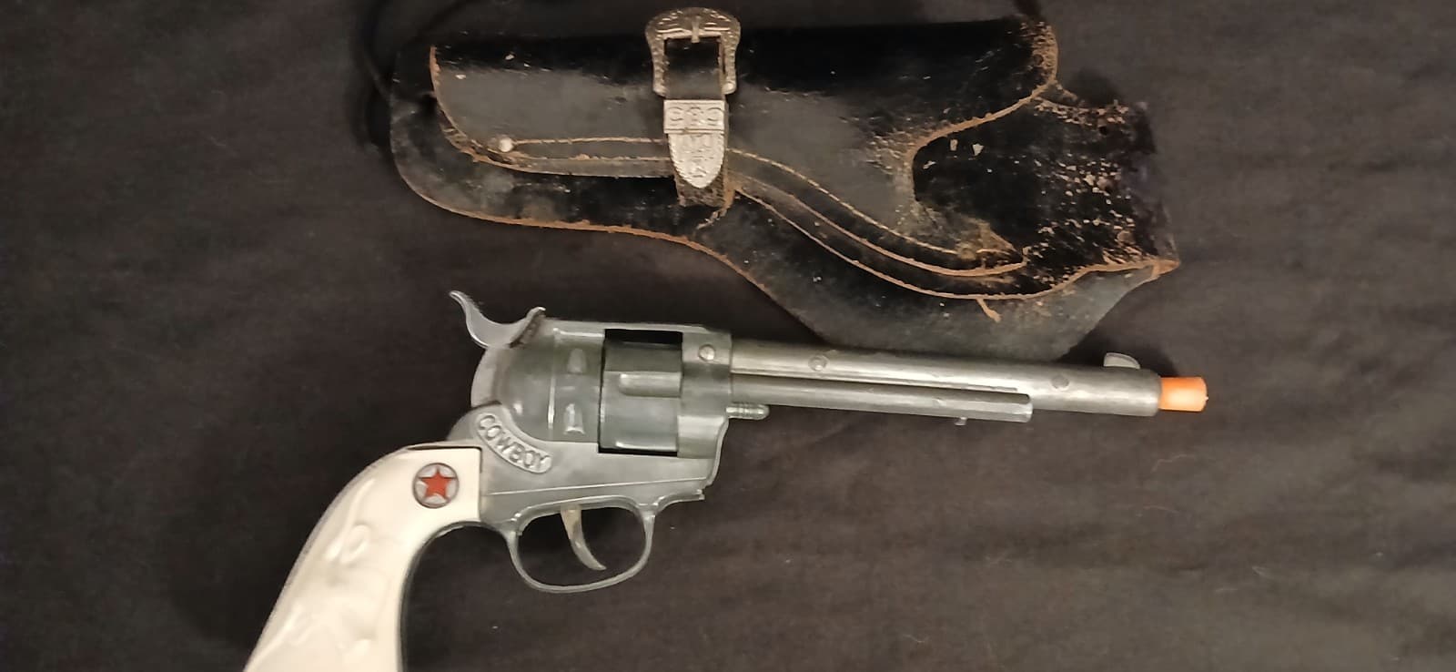 Hubley Cowboy 45 Cap Gun & Single Holster. Works and Looks Great Buy it Now . 2