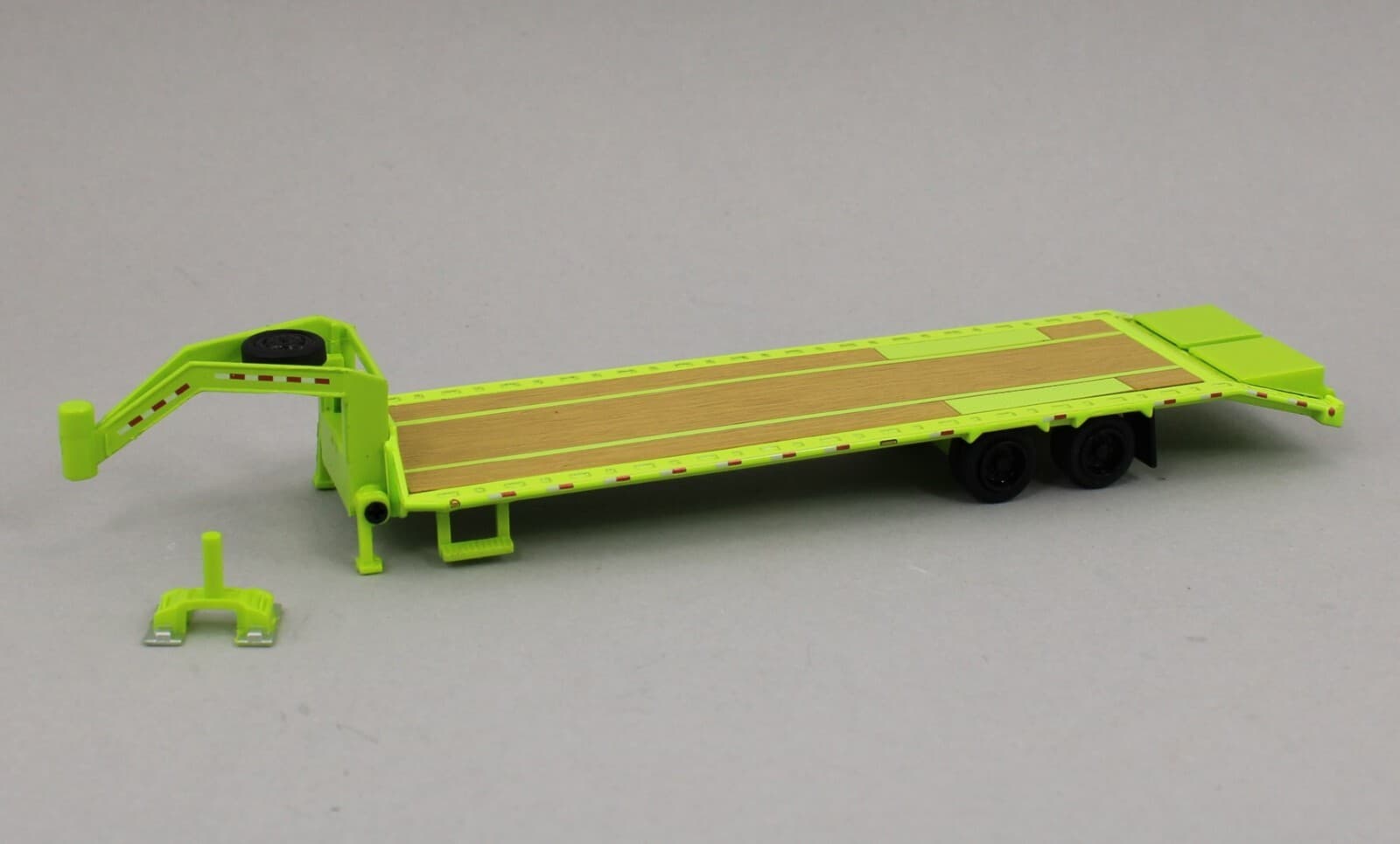 1:64 GreenLight *HITCH & TOW* LIME *GOOSENECK* 5th Wheel FLATBED TRAILER *NIP* 2