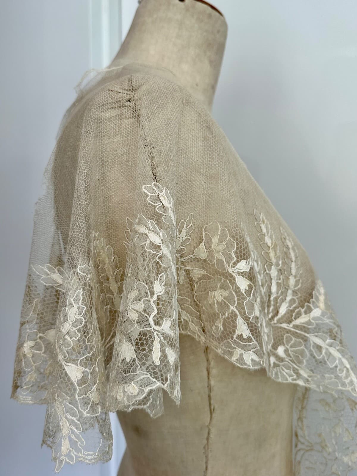 Antique Silk Blonde Lace Pelerine Handmade Bobbin Lace France 1800s 3