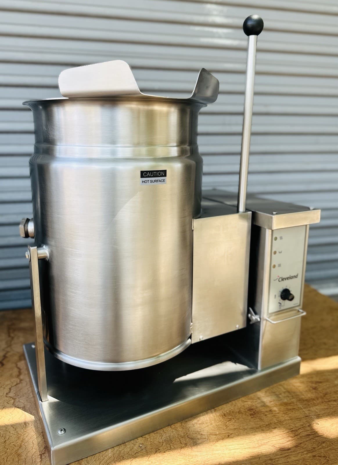 Cleveland KGT-6-T Natural Gas 6 Gallon Tilting 2/3 Steam Jacketed Kettle