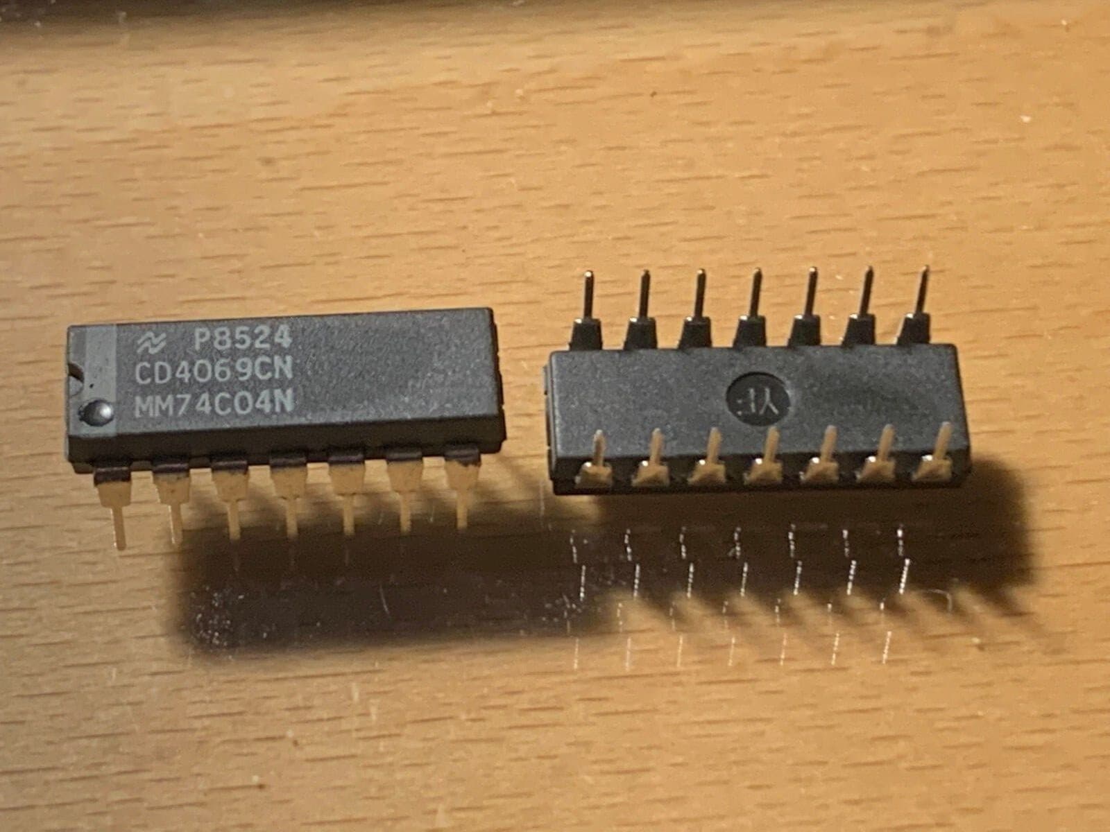 MM74C04N / CD4069CN IC - LOGIC CIRCUIT HEX INVERTER CMOS, 14 PIN DIP.  2