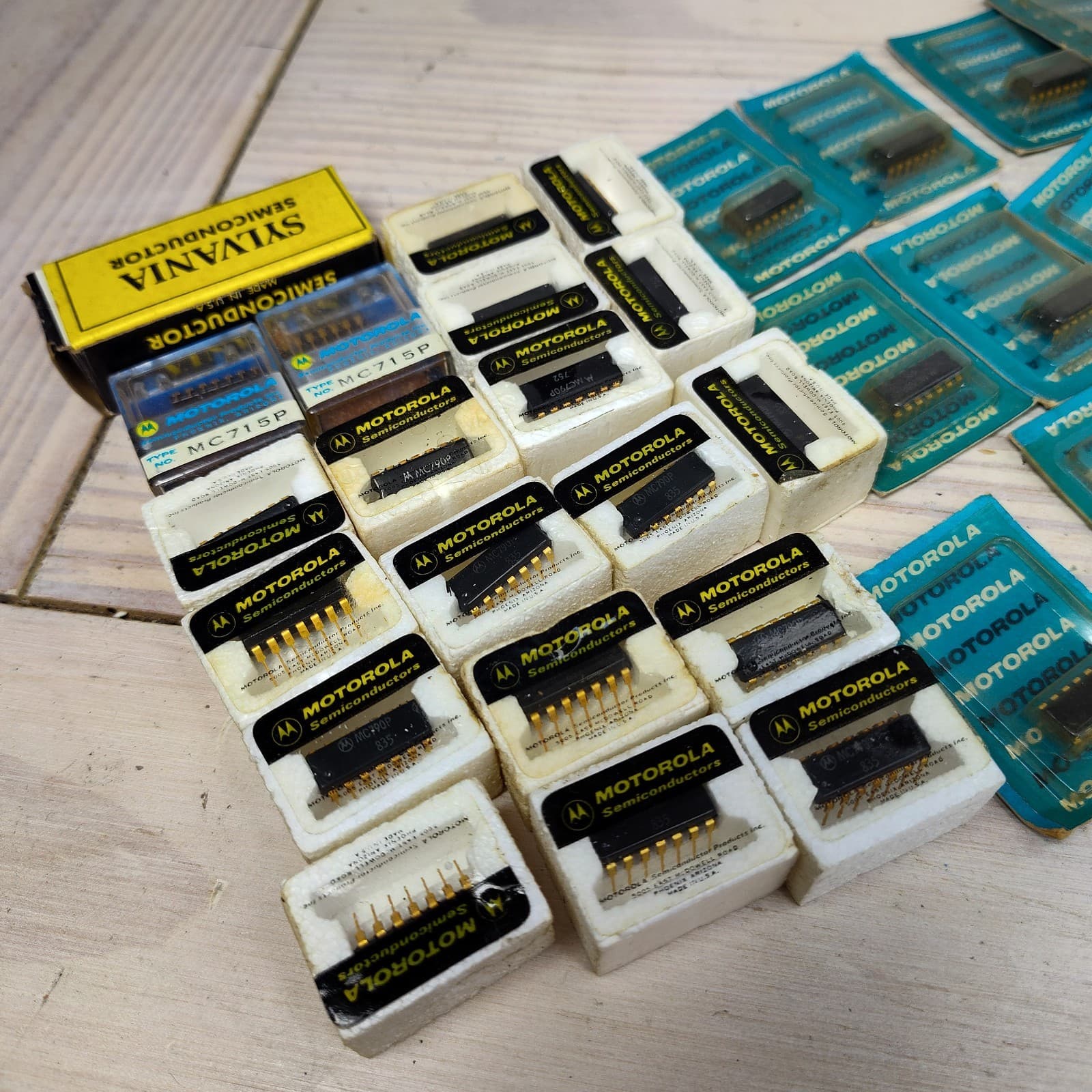 32x Vtg Motorola IC Chip 14 Pin Lot Gold Mc780p MC790 Electronic Repair Radio 2