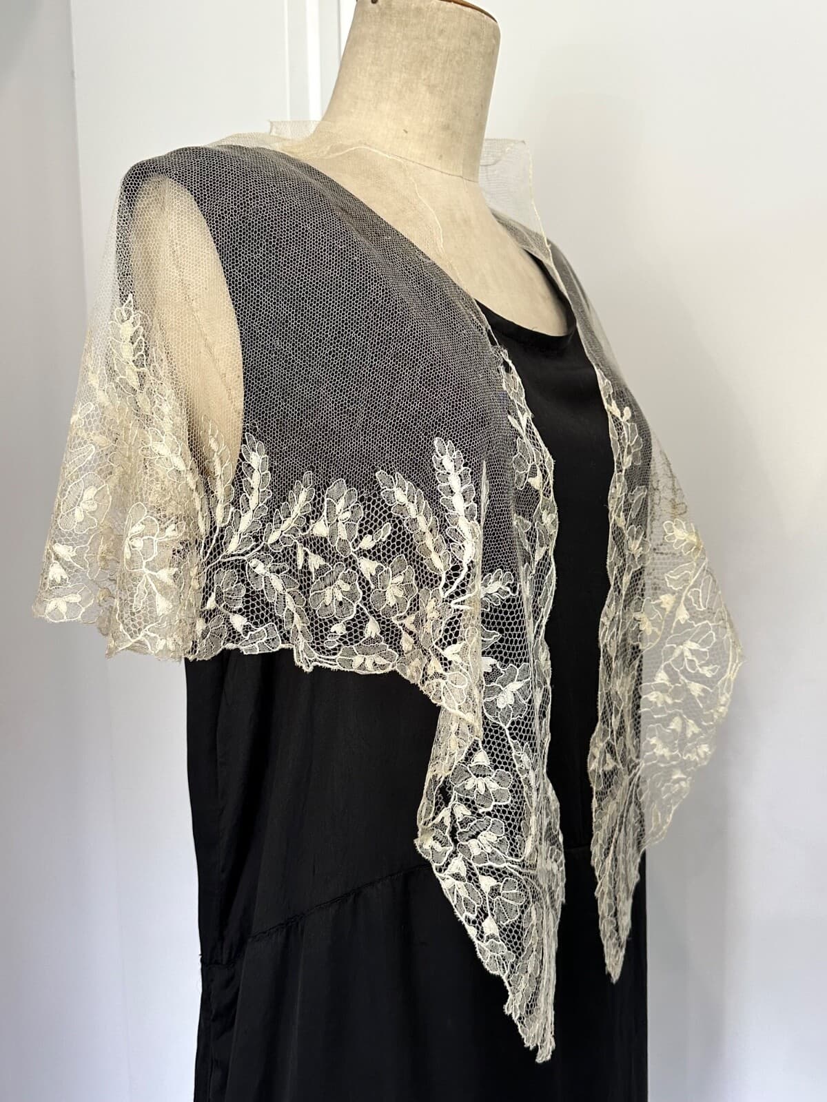 Antique Silk Blonde Lace Pelerine Handmade Bobbin Lace France 1800s 4