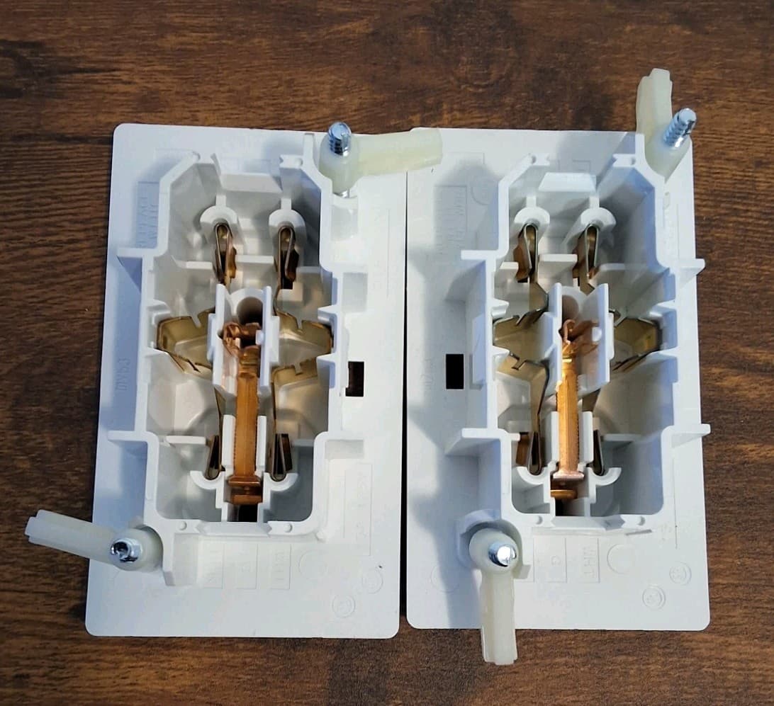 Pair Of Wirecon WDRU15WT Self Contained Universal Duplex Receptacle **NO BACKS** 2
