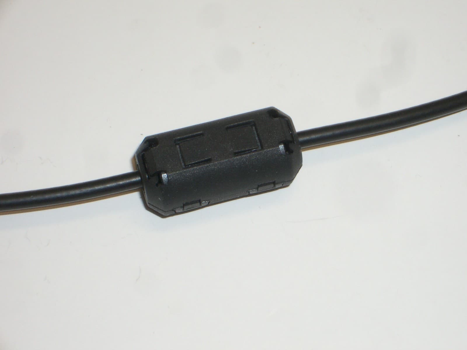 LAIRD 28A0350 2x SMALL 0.13" SNAP-ON FERRITE EMI NOISE FILTER SUPPRESSION CHOKE 2