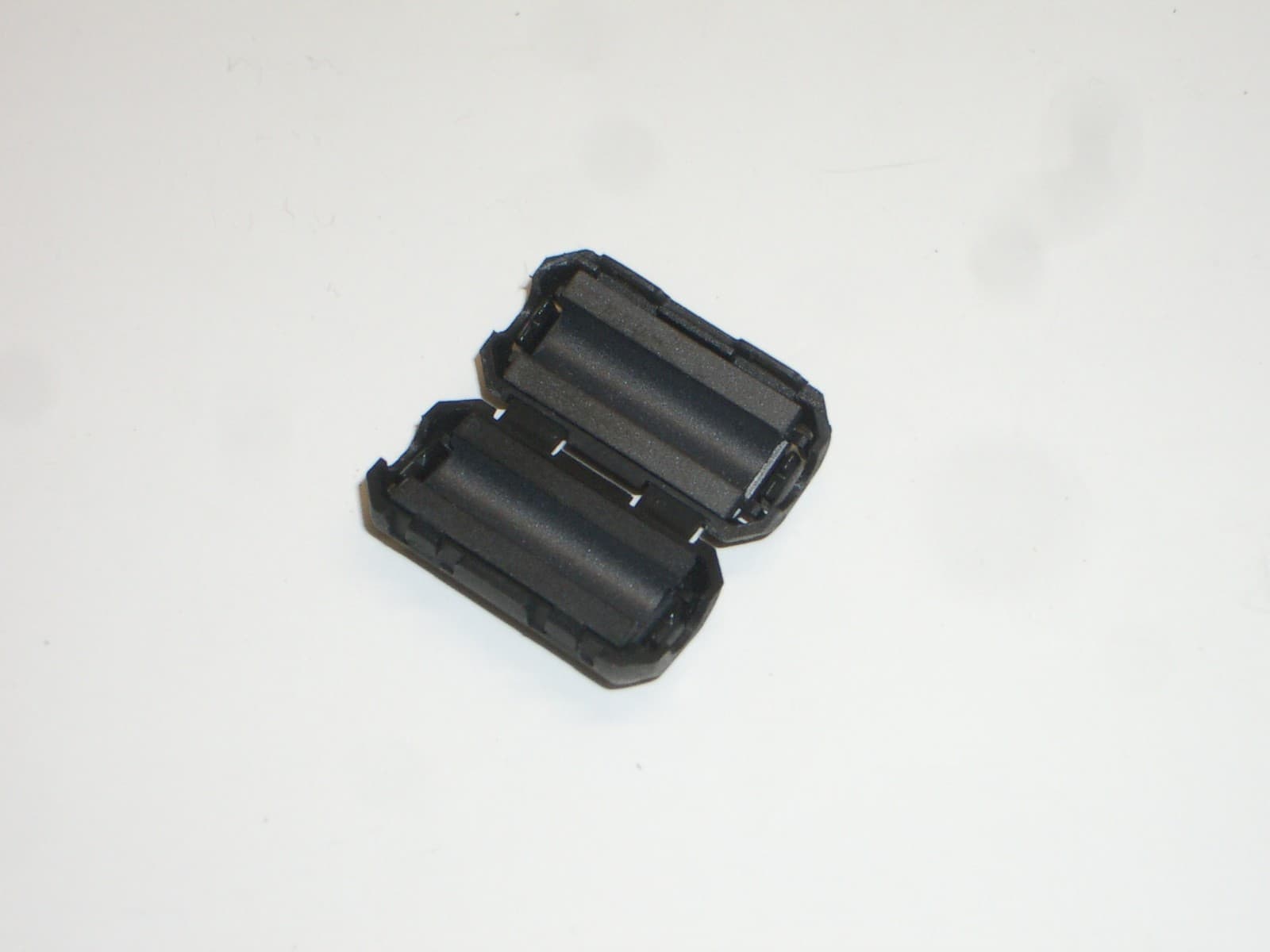 LAIRD 28A0350 2x SMALL 0.13" SNAP-ON FERRITE EMI NOISE FILTER SUPPRESSION CHOKE 3