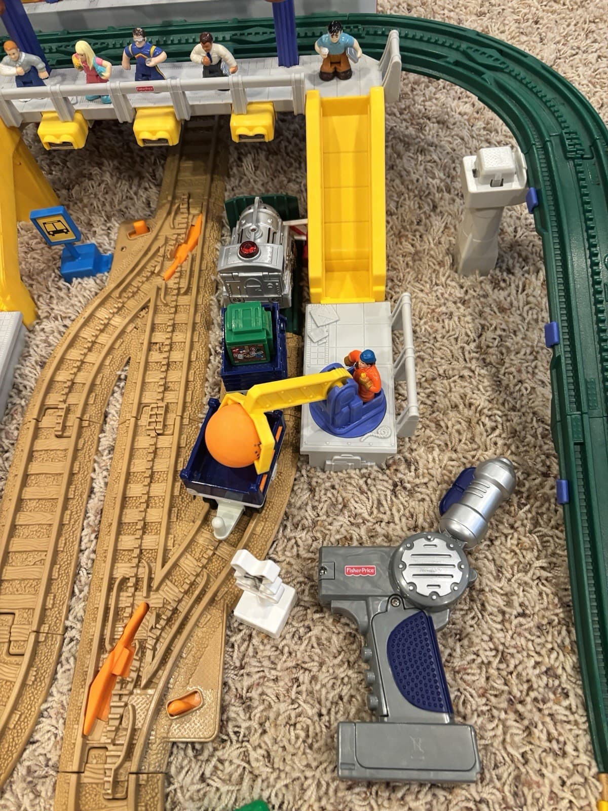 VIDEO Fisher Price GeoTrax Remote Control Grand Central Station Railway EUC! 3