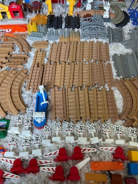 Fisher Price GeoTrax Train Toy Large 192 Piece Lot Track  Accessories Buildings 3